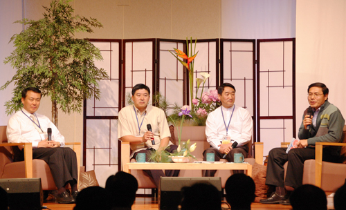 목회 현장에서 일어나는 일들에 대해 패널들이 솔직하게 답변하는 시간을 가졌다. 패널로 나선 윤덕곤 목사, 정수일 목사, 김형석 목사, 사회를 맡은 정찬길 목사(왼쪽부터)