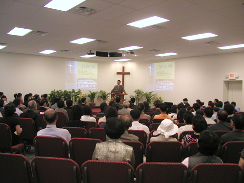 이전감사예배에는 새성전 190여석을 가득 채우고도 남는 많은 성도들이 참석해 축하했다. 