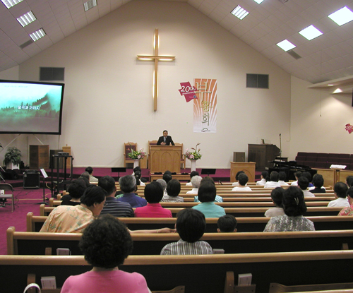 부흥집회를 인도하는 김재성 목사와 참석한 성도들