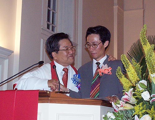 은퇴하는 박성모 목사(좌)와 새담임목사인 양민석 목사(우)