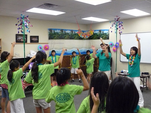 신나게 율동으로 몸을 푸는 선생님과 아이들