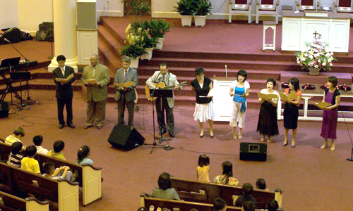 교육위원회에서 졸업생들을 위해 특별 찬양을 선사했다. 