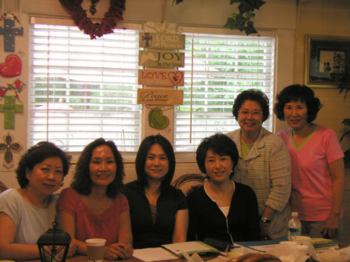 선교학교 준비를 위한 모임에 참석한 관계자들(왼쪽에서 네번째가 이모경 연합회 회장)