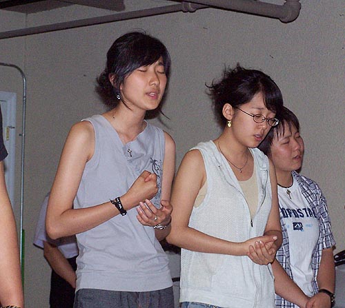 기도하는 학생들