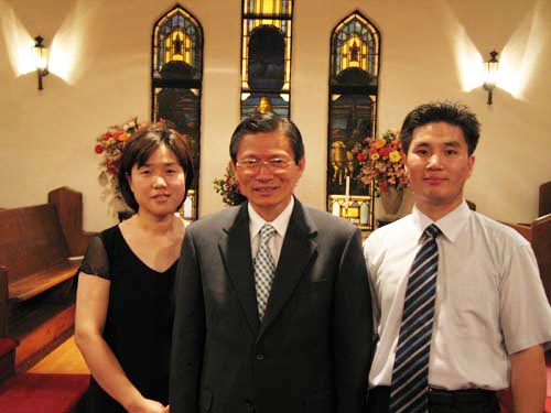 가운데가 한국 본교회 광주늘푸른교회 배동률 목사, 오른쪽이 에버그린장로교회 문덕연 목사