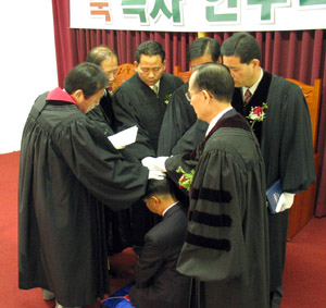 허상범 전도사가 목사로 안수받고 있다