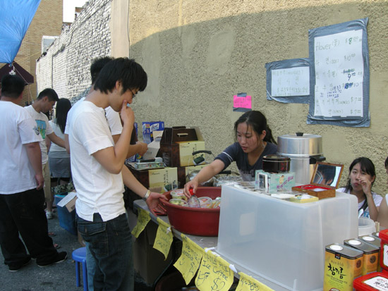 레몬에이드, 아이스 커피,  시원한 음료수 등도 판매했다. 