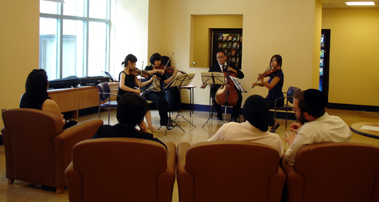 컬럼비아 대학병원 소아과 병동에서 연주하는 이노비