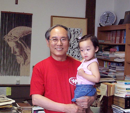 단기선교를 떠나기 전 당회장실에서 김정국 목사(뉴욕한민교회 담임)