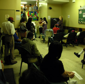 이노비는 지난 16일 맨하탄에 위치한 홈리스 Shelter에서 홈리스들을 위해 연주했다. ⓒ이노비