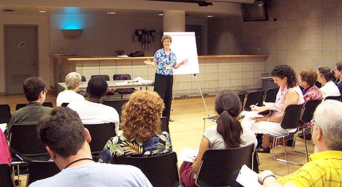 이민사회에 대한 워크샵을 이끌고 있는 Kitty Ufford-Chase