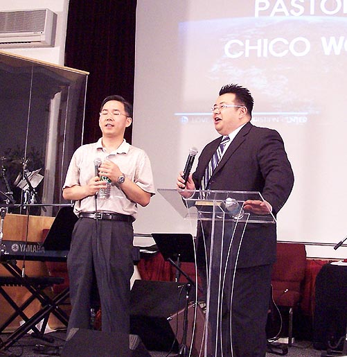 통역하고 있는 벤자민 오 목사(좌)와 컨퍼런스를 이끌고 있는 치코 우 목사(우)