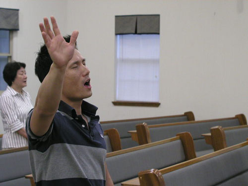 뜨겁게 찬양하는 성도들.