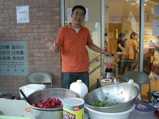 교회 입구에서 생과일 쥬스,  과자 등을 판매했다. 