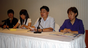 왼쪽부터 우울증 연구를 진행중인 송금숙 교수, 우울증 연구팀 박예리 연구조교, 한미정신건강협회 손해인 회장, 청소년 왕따 연구 중인 신진용 교수