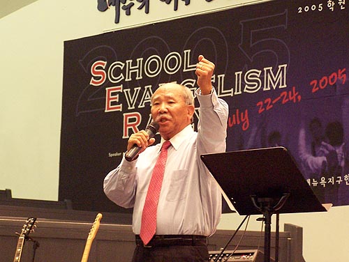 열정적으로 간증하고 있는 김춘근 장로