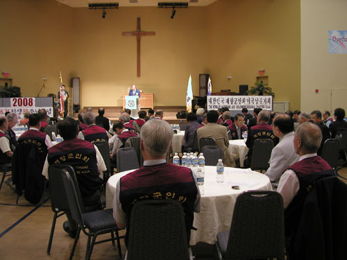 기념행사에 참석한 재향군인들과 관계자들. 