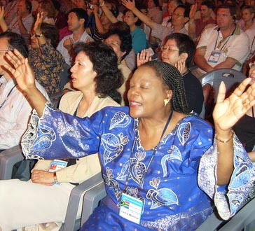 찬양하고 있는 각국의 기독 실업인들