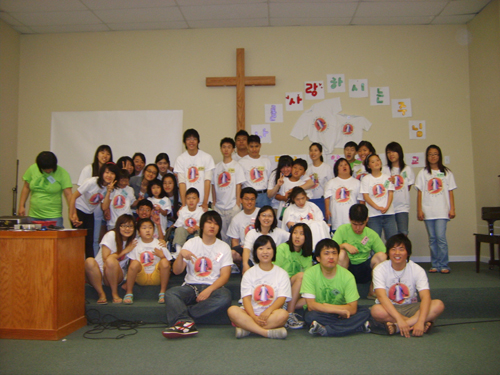 밀알여름학교 학생들과 봉사자들 단체사진. 