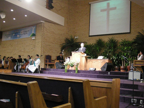 심령부흥성회 기간 이승재 담임 목사가 성회를 인도한다.  