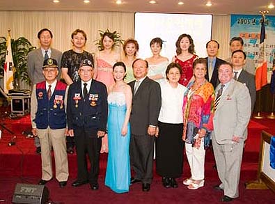 한국동란참전용사 및 필그림 앙상블과 기념촬영