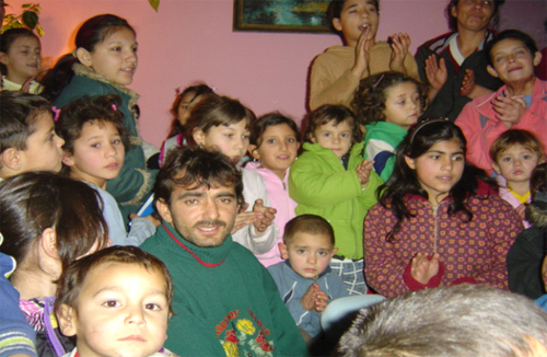 체펠 마을 라슬로 형제의 가정에서 어른, 아이들이 함께 예배드리는 모습 