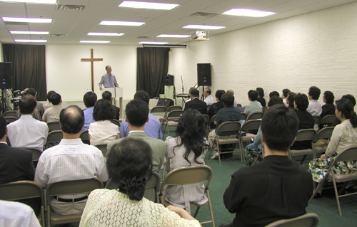 목회자 세미나에 참석한 지역교회 목회자들과 사모들이 진지하게 경청하고 있다. 