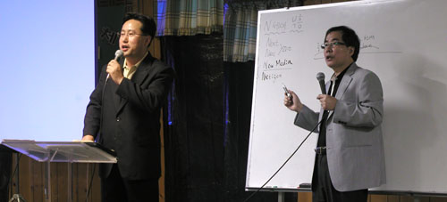 전제창 담임목사가 신상언 선교사를 소개했다(좌), 열정적으로 강의하는 신상언 문화선교사(우)