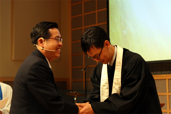 허봉기 목사가 황주 목사에게 축하하고 있다.