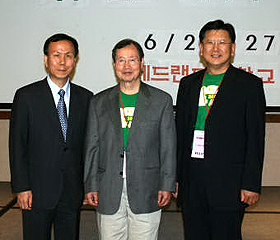 가장 왼쪽 미주 밀알선교단 신임 이사장 김영길 