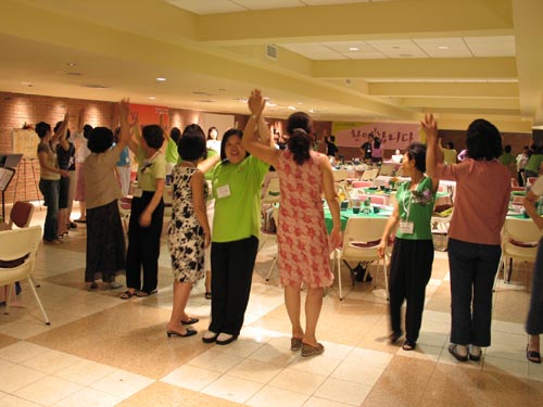 교제를 나누는 어머니들의 모습