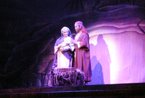 예수님의 탄생을 마리아와 요셉이 기뻐하고 있다. 