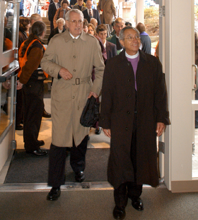 미연합감리교 케런 대먼 목사 재판에 나타난 윌리엄 그로브 주교(좌)와 엘리아스 갤반 주교(우).