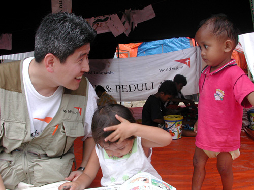 조나단 심씨의 사랑의 실천적 삶은 미주 한인 1.5세, 2세들에게 귀감이 된다