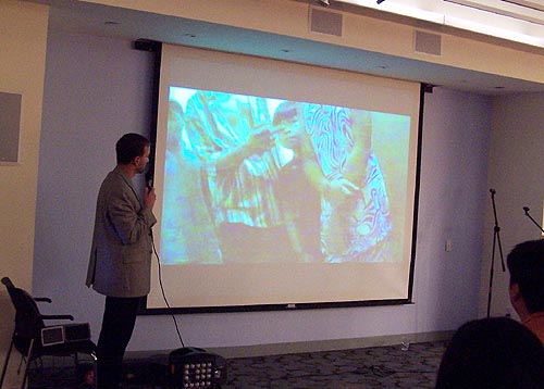 현장에서 입수한 비디오를 보여주고 있는 Joseph(어린아이들이 보이고 있다.)