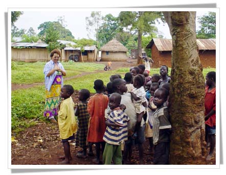 아이들이 말씀을 듣고 있다.