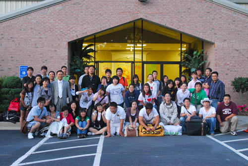 탐사여행에 앞서 교회 앞에서 송상철 담임목사와 함께. 