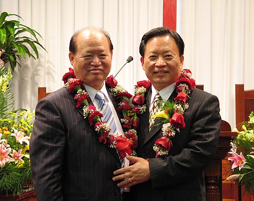 김상의 원로목사(좌)와 이만호 담임목사(우)/사진 맹창현 기자