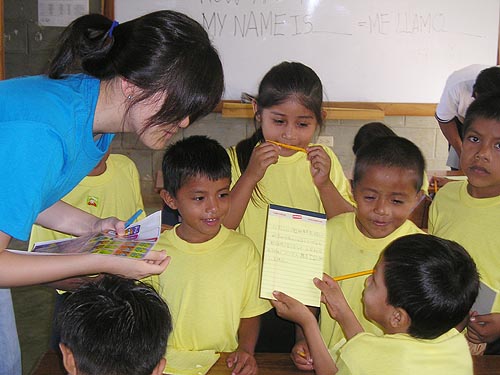 영어를 가르키고 있는 뉴저지연합감리교회 청소년/ⓒ장흥호 선교사