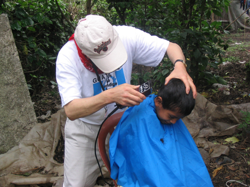 현지인에게 이발해주는 모습