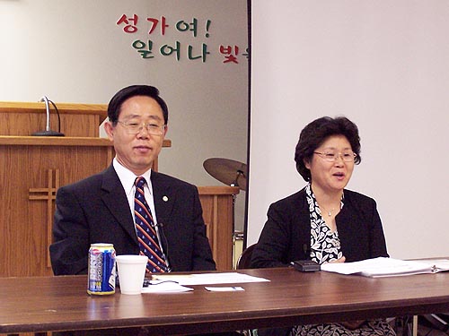 기자회견중인 국제장애인선교회 회장 황은영 목사(좌)와 임선숙 총무(우)