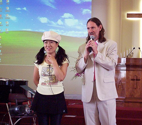 MBS를 설명하고 있는 미니박(좌)과 짐하버드(우)