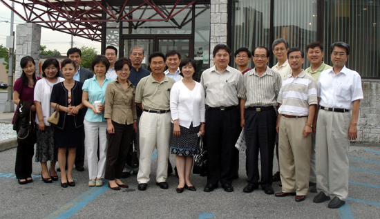 동부지방회 목회자들과 김재철 목사와 김정희 사모(첫줄 오른쪽부터 4,5번째)