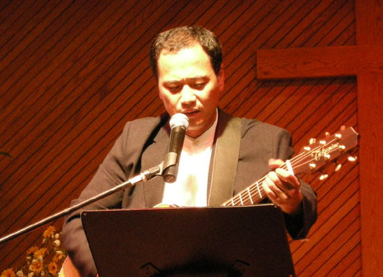 이번 콘서트를 주최한 뉴욕프레이즈센터 대표 우병만 목사가 찬양을 인도했다.