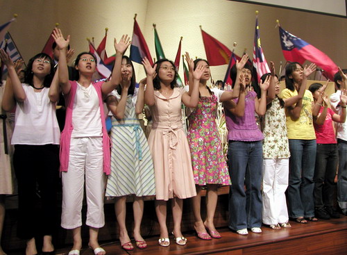 행사 후 세계선교를 향한 도전과 소망을 주기 위해 무학교회 청년부들이 만국기를 흔들며 찬양하고 있다.