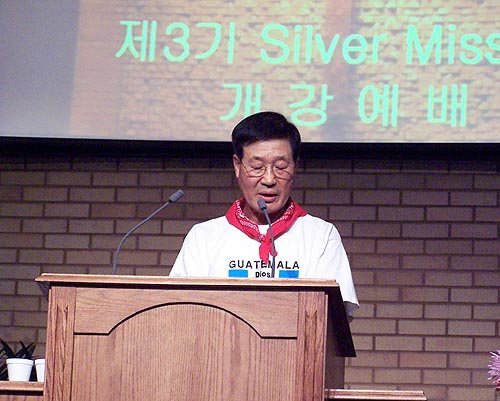 학사보고를 하는 제 1기 장충현 실버 선교사