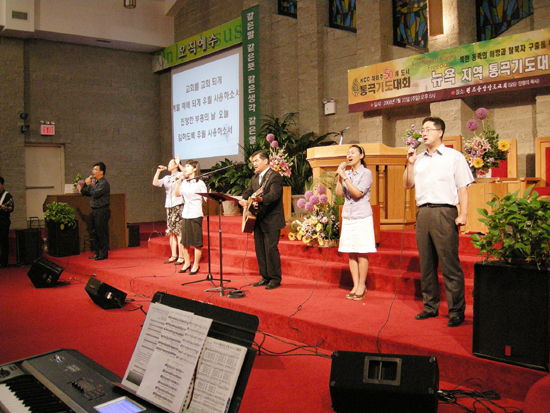 퀸즈중앙장로교회 찬양팀에서 찬양을 인도했다.