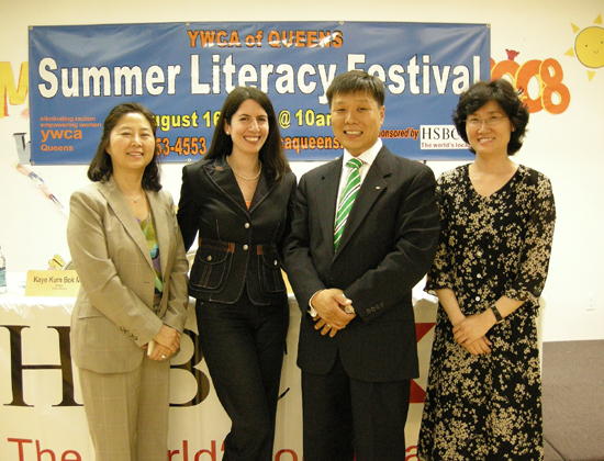 (오른쪽부터)YWCA 김경숙 사무총장, HSBC  신재환 Vice President, HSBC Heather Nesle First Vice President, YWCA 민금복 회장