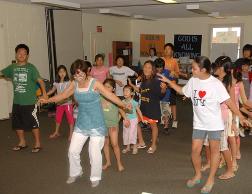 흥겹게 따라하며 배우는 사물놀이반.