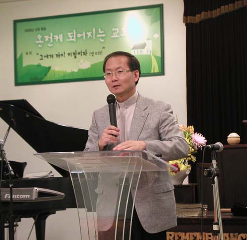 박동진 선교사를 소개하는 초대교회 정윤영 목사. 